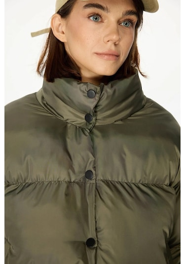 İçi Astarlı Su Ve Rüzgar Geçirmez Cepli Dik Yaka Kadın Mont Haki