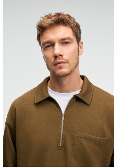 AUGUST Erkek %100 Pamuk Yarım Fermuarlı Yakalı Cepli Süs Etiketli Haki Sweatshirt