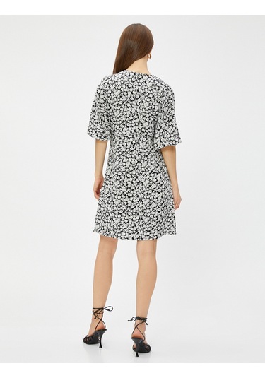 Koton Mini Çiçekli Elbise V Yaka Kısa Kollu Ecovero Viscose Siyah Desenli 3sak80286pw 3SAK80286PWBDA