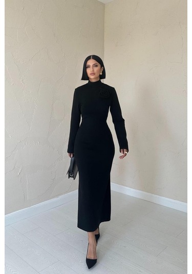 The İstanbul Siyah Omzu Güllü Düz Elbise Siyah