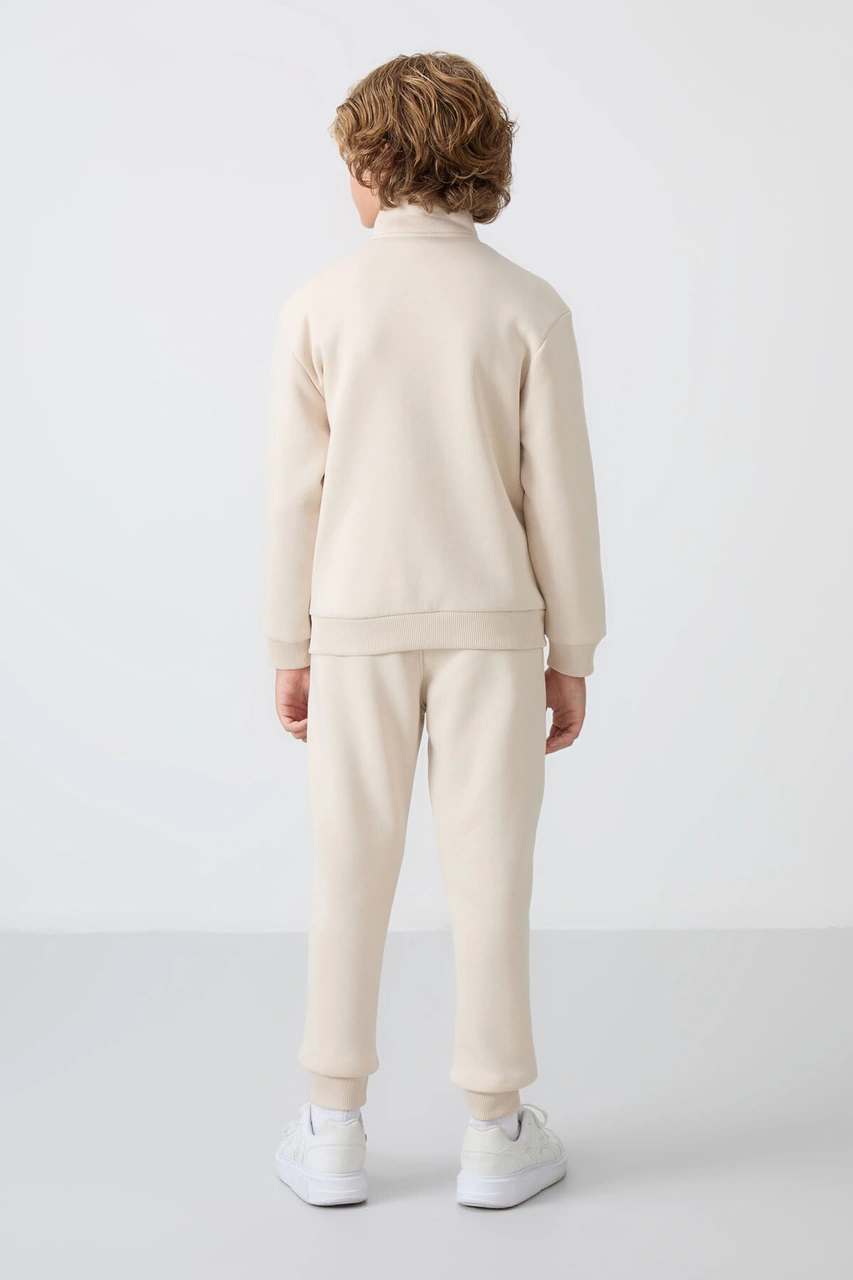 Bej Pamuklu Kalın İçi Tüylü Yumuşak Dokulu Standart Fit Nakışlı Erkek Çocuk Eşofman Takım - 11256 Bej Bej Pamuklu Kalın İçi Tüylü Yumuşak Dokulu Standart Fit Nakışlı Erkek Çocuk Eşofman Takım - 11256 Bej