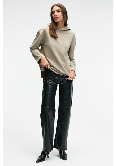 CAMELLIA Kadın Önü Nakışlı Etek Ucu Yırtmaçlı Kapüşonlu Comfort Fit Taş Rengi Sweatshirt