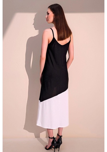 Kadın Siyah & Beyaz Rahat Asimetrik Bloklu Yırtmaçlı Askılı Uzun Elbise Siyah