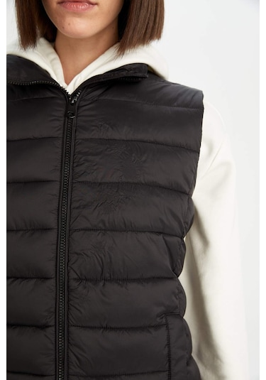 DeFacto Su İtici Dik Yaka Kapitoneli Fermuarlı Cepli Mevsimlik Şişme Yelek A0975AX25SPBK27 Siyah