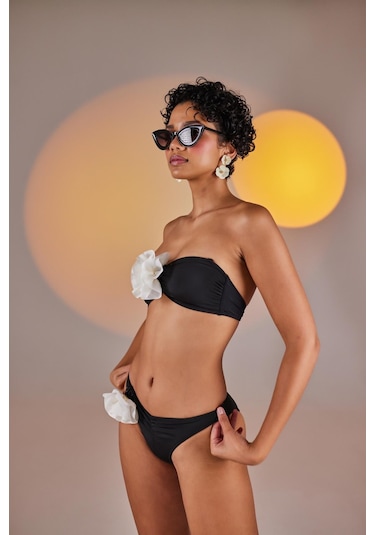 Holly Lolly Çıkarılabilir Çiçek Detaylı Premium Sleek Bikini Üstü Siyah