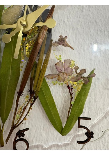 Pelince - Zakkum Çiçekli Ve Tavşan Kuyruğu Bitkisi - Epoksi Duvar Saati - Özel Tasarım - Tek Üretim - 30 Cm Şeffaf