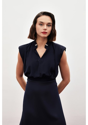Sateen Yaka Aksesuarlı Kolsuz Bluz - Lacivert-134848 Lacivert
