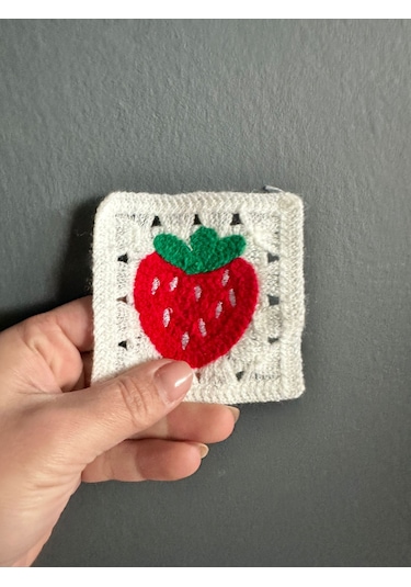 Triko Çilek Cep Arma Dikiş Aplike 9x9 Cm