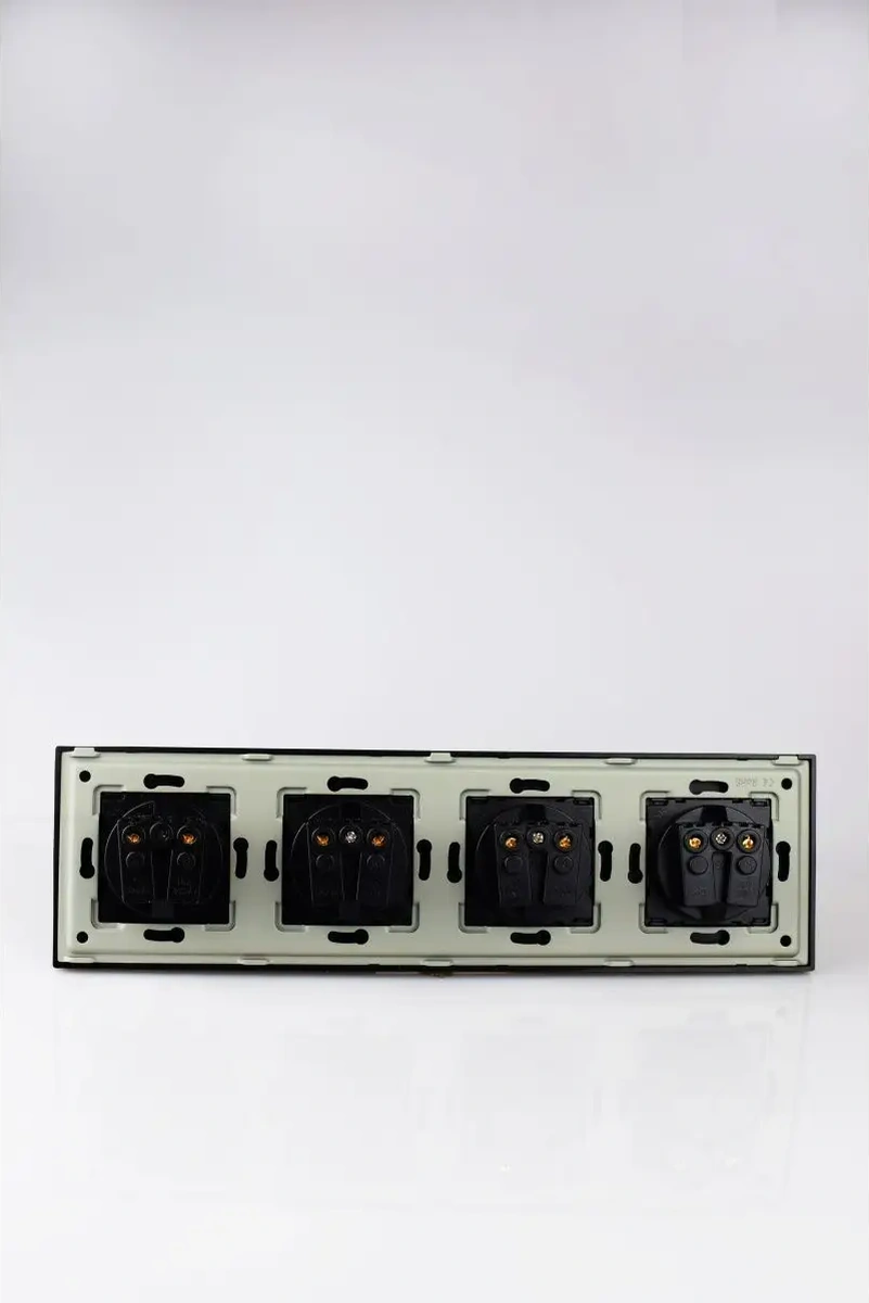 Vo'stabl Siyah Dört Pinli Priz, Çıtalı Ve Topraklamalı 145903167 104