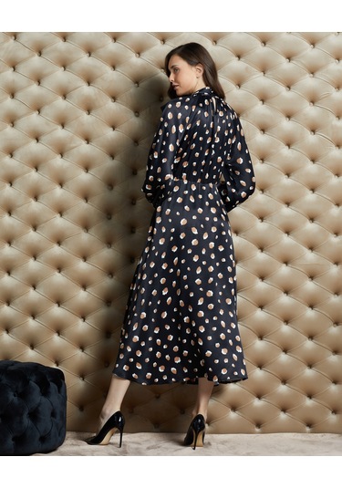 Desenli Kadın Saten Elbise - Bağlamalı Yaka Detaylı - Modern Ve Şık Tasarım - Özel Davet Ve Günlük Kullanım İçin Elbise Siyah Desenli Kadın Saten Elbise - Bağlamalı Yaka Detaylı - Modern Ve Şık Tasarım - Özel Davet Ve Günlük Kullanım İçin Elbise Siyah