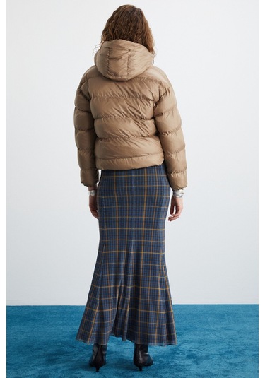 Chantal Kadın Kapüşonlu Kolu Lastikli Rüzgar Geçirmez Çift Cepli Şişme Bej Mont