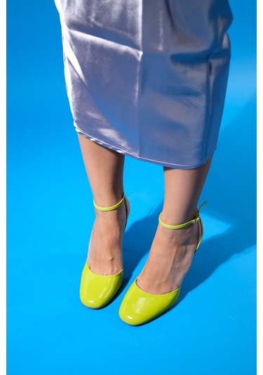 Luvishoes Blues Yeşil Rugan Yuvarlak Burun Bilekten Bağlamalı Kadın Yüksek Topuklu Ayakkabı Yeşil