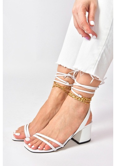 Fox Shoes Beyaz Kısa Topuklu Altın Zincir Detaylı Bilekten Bağlam