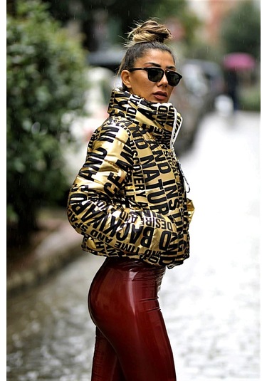 Kadın Gold Parlak Yazılı Dik Yaka Kısa Şişme Mont