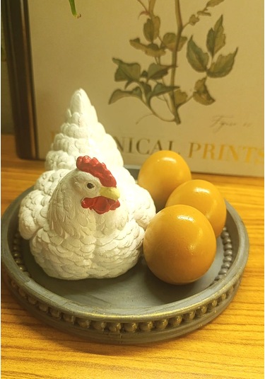 Artepieza Dekoratif Tavuk Ve Yumurtalar Tepsili Biblo Set - Bereket Ve Bolluk Temalı Beyaz Tavuk Figürü 1 Adet
