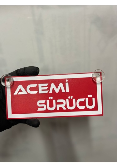 Kırmızı Renk Üzeri Beyaz Renk Acemi Sürücü Yazılı Vantuzlu Cam Süsü