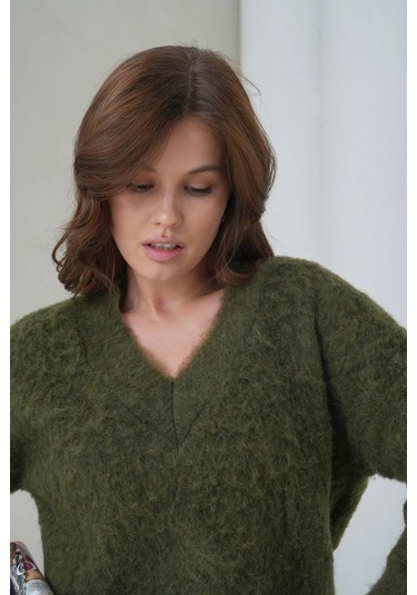 Kadın V Yaka Sakal Dokulu Şardonlu Oversize Triko Kazak 8695 Haki