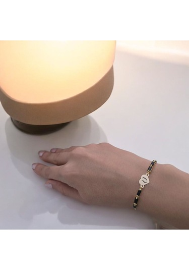 Archin V Harfine Özel Siyah Taş Desenli 14 Ayar Altın Plakalı Kalp Figürlü Hediye Bileklik-351harf V