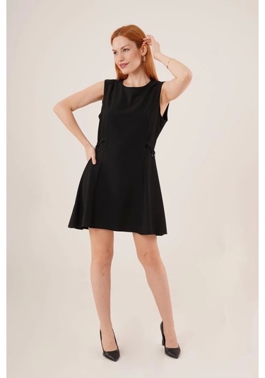 Yanları Zincir Detaylı Sıfır Kol Siyah Mini Elbise Siyah