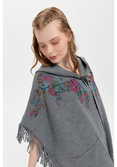 Kadın Kapüşonlu Nakış İşlemeli Yanı Püsküllü Panço Füme Füme