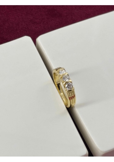 Üç Parlak Taşlı Gold Yüzük Gold