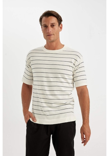 DeFacto Standart Fit Bisiklet Yaka Çizgili Pamuklu Kısa Kollu Tişört D3581AX24SMNV64 DeFacto Standart Fit Bisiklet Yaka Çizgili Pamuklu Kısa Kollu Tişört D3581AX24SMNV64