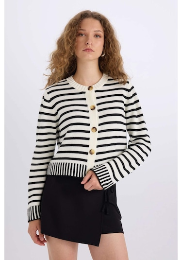 DeFacto Coool Regular Fit Çizgili Bisiklet Yaka Düğmeli Triko Hırka E2272AX24CWER219 Ekru DeFacto Coool Regular Fit Çizgili Bisiklet Yaka Düğmeli Triko Hırka E2272AX24CWER219 Ekru