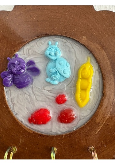 Pelince - Mor Arı Ve Mavi Uğur Böceği Figürlü - Epoksi Ahşap Anahtar Askılığı Tek Ürün - Çap: 18 Cm Ahşap