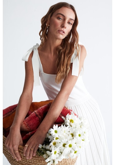 Styleboom X Peraluna Kelly Dress Askılı Bağlama Detaylı Rahat Kesim Midi Boy Yazlık Kadın Triko Elbise Ekru