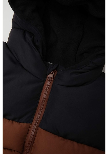 Defacto Erkek Bebek Su İtici Polar Astarlı Blok Renk Desenli Kapüşonlu Şişme Mont A2215A524AUBN349 Kahve Defacto Erkek Bebek Su İtici Polar Astarlı Blok Renk Desenli Kapüşonlu Şişme Mont A2215A524AUBN349 Kahve