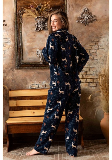 Kışlık Yılbaşı Desenli Kadın Gömlek Polar Pijama Takımı- Geyikli Yılbaşı Pijaması Lacivert