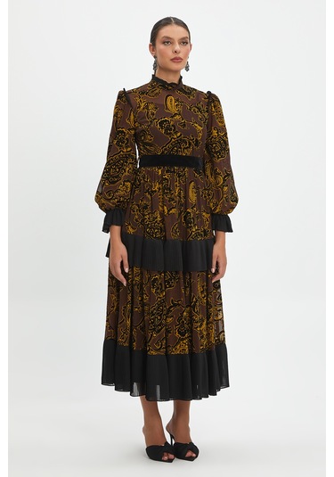 Desenli Ve Piliseli Elbise - Fırfır Detaylı, Şifon Ve Kemer Tasarımıyla Zamansız Şıklık Kahve