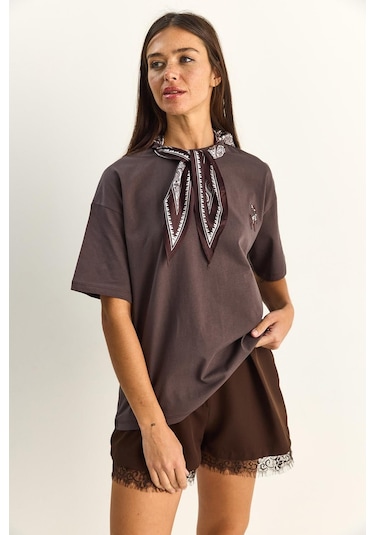 Shade Kadın Ceylan Nakışlı Fularlı Basic Salaş T-shirt 7517 60283977 - Kakao Çok Renkli