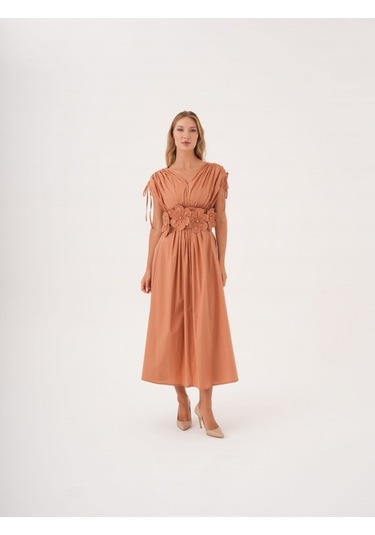 Kadın Bel Detaylı Kısa Kollu Elbise Çiçek Aplikeli, Büzgü Ve Bağcık Detaylı, %100 Pamuk Tarçın