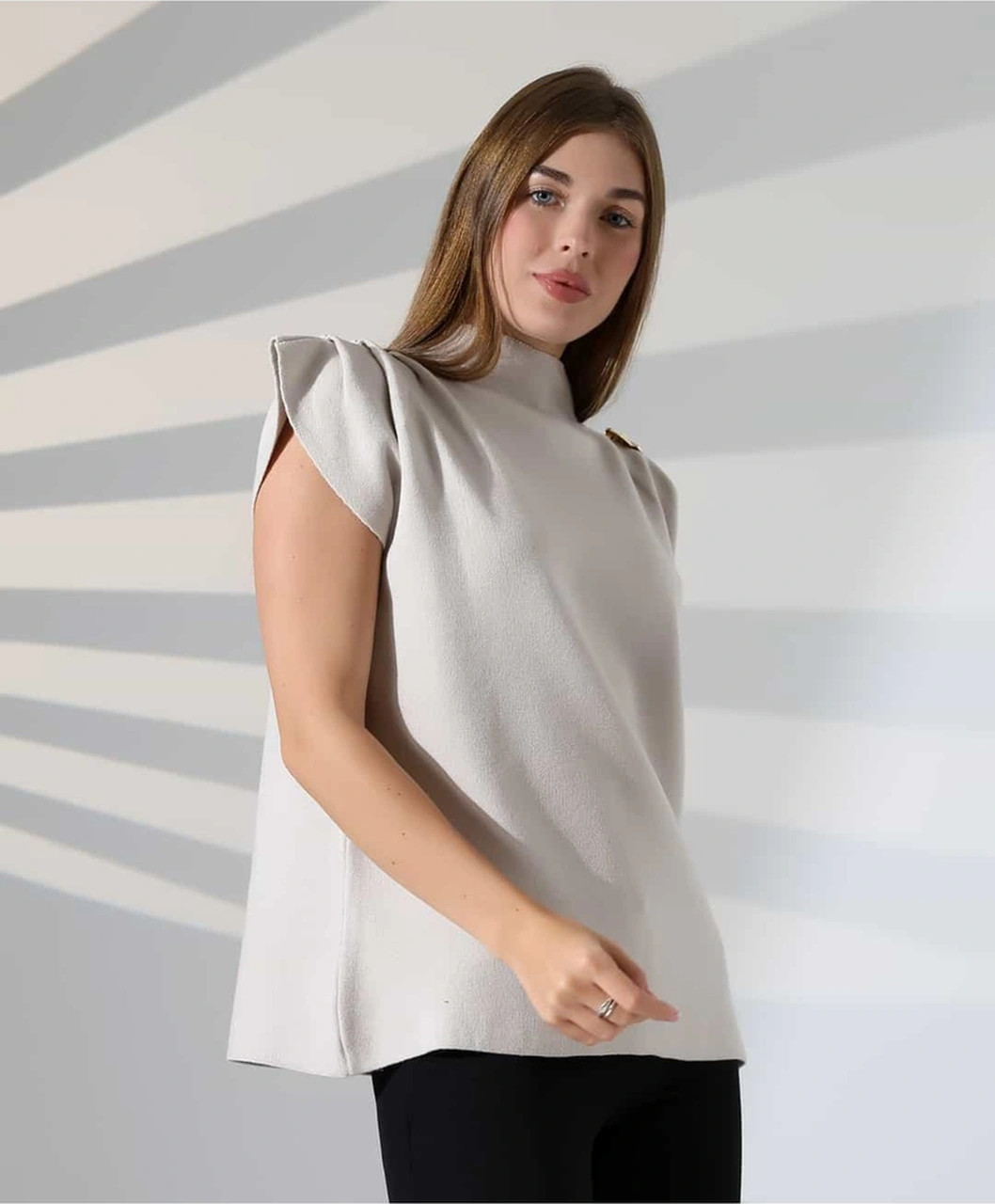 Zarif Omuz Detaylı Dik Yaka Triko Bluz Bej