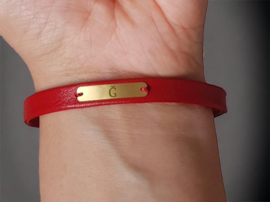 Archin Ğ Harfine Özel Kırmızı Derili Dikdörtgen Motifli 14 Ayar Altın Plakalı Hediye Bileklik-548harf Ğ