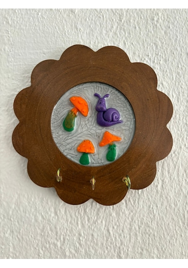 Pelince - Mor Salyangoz Ve Mantar Figürlü - Epoksi Ahşap Anahtar Askılığı Tek Ürün - Çap: 18 Cm Ahşap