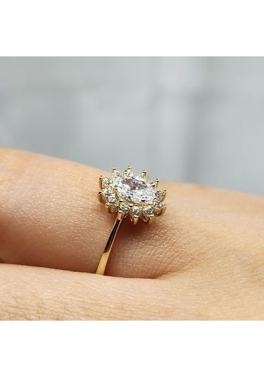 Gümüş Yüzük - 1.10 Karat Oval 0.24 Karat Swarovski Taşlı Anturajlı 925 Ayar Gümüş Hediyelik Yüzük Sarı