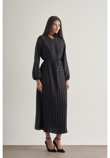 Mizalle Saten Dokulu İnce Piliseli Siyah Maksi Elbise Siyah