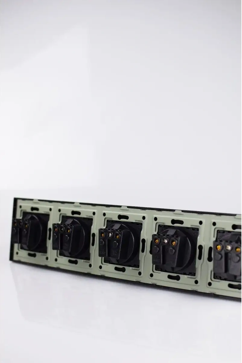 Vo'stabl Siyah Topraklamalı Ve Kapaklı Beş Pinli Priz" 163735067 105 Derece