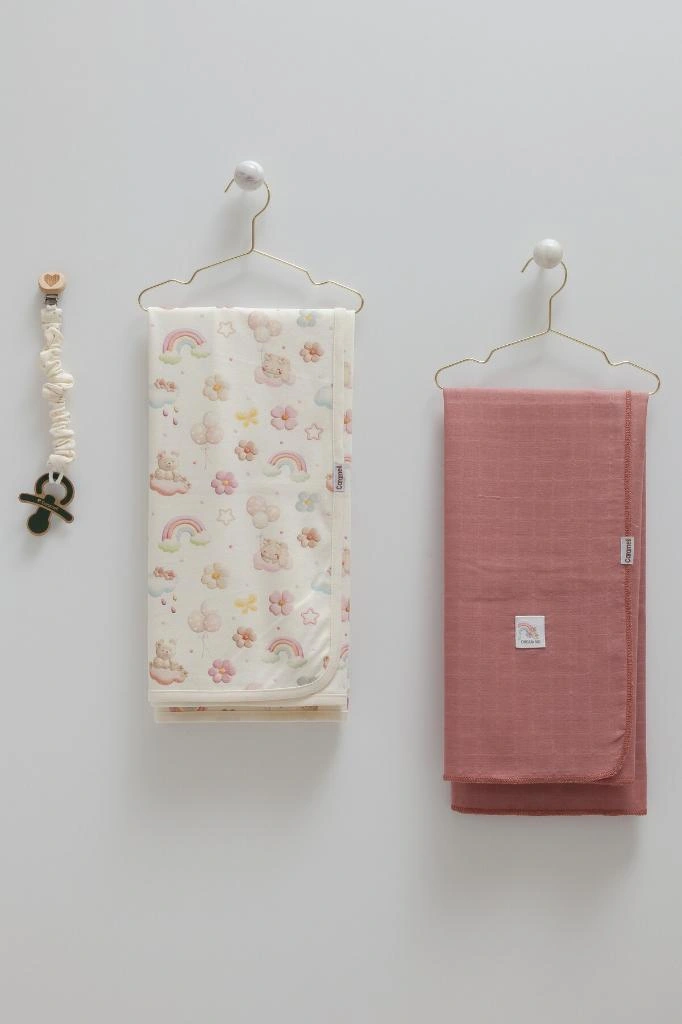 Caramell 3'lü Bebek Seti Pamuk 80x90 CM 1 Müslin Battaniye + 1 Penye Battaniye + Emzik Askısı Hediyelik Gülkurusu Crml.gkrs.btk2207 Gülkurusu