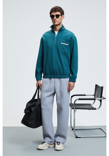 MERRICK Erkek Sırt Baskılı Cebi Nakışlı Yarım Fermuarlı Kolu Lastikli Dik Yaka Regular Fit Yeşil Swe