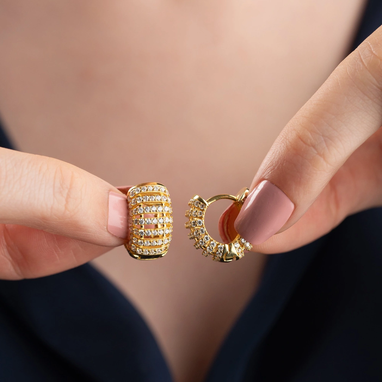 925 Ayar Gümüş Bombeli Taşlı Halka Küpe Altın