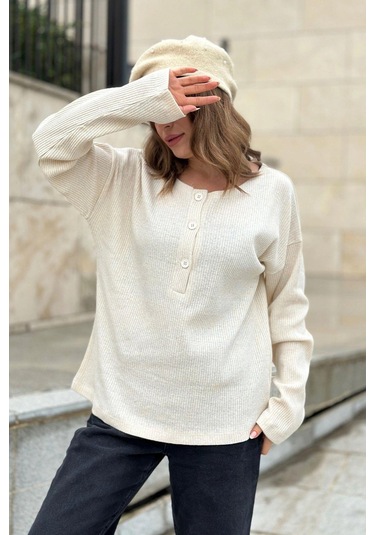 Kadın Bej Yumuşak Dokulu Düğmeli Triko Kazak, Uzun Kol, Regular Kesim, Standart Boy. Taş