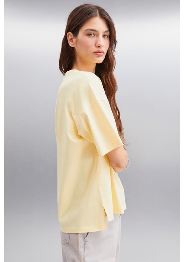 Jemmy Kadın %100 Organik Pamuk Relaxed Fit Yırtmaçlı Yuvarlak Yakalı Sarı T-shirt