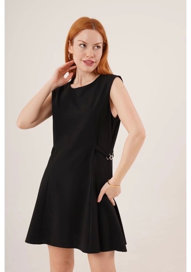 Yanları Zincir Detaylı Sıfır Kol Siyah Mini Elbise Siyah