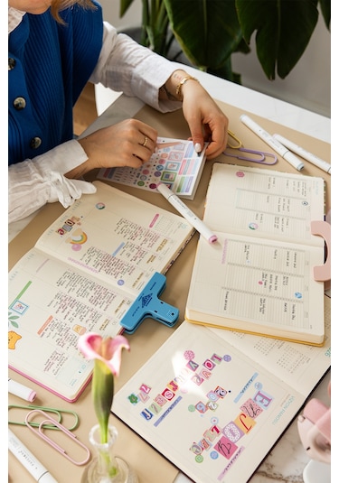 2026 Dikey Haftalık Ajanda 12 Aylık Sert Kapak 18x20 Cm - Çok Renkli Sketch