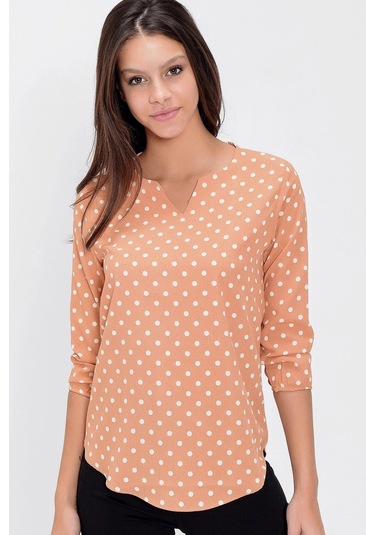 Kadın Pudra Yakası Yırtmaçlı Krep Bluz Truvakar Kol Puantiyeli Ve Giy Çık - Tesettüre Uygun Pudra