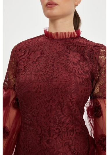 Kadın Dantelli Ve Tül Detaylı Uzun Elbise - Çiçek Aplikeli Kol Tasarımı - Özel Günlerin Zarif Şıklığı Bordo Kadın Dantelli Ve Tül Detaylı Uzun Elbise - Çiçek Aplikeli Kol Tasarımı - Özel Günlerin Zarif Şıklığı Bordo