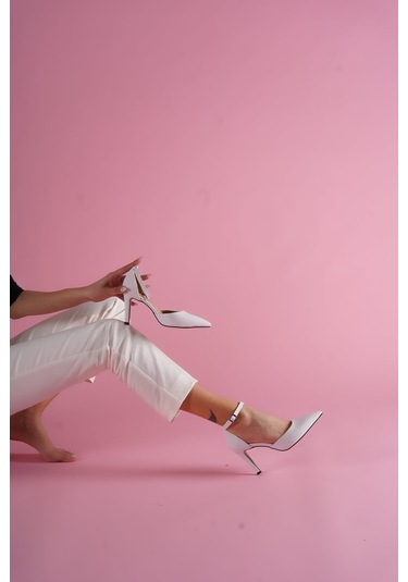 Zeus Beyaz Sivri Burun Topuklu Ayakkabı